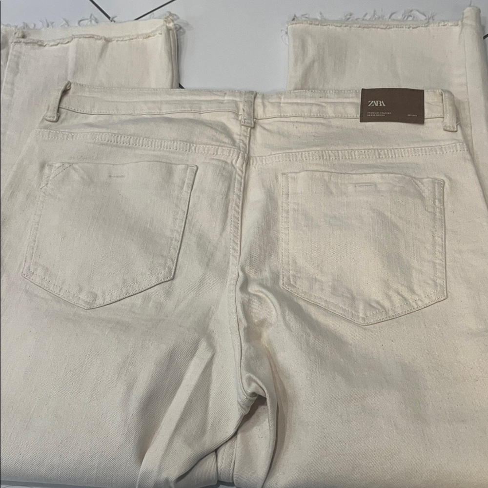 Zara Women's High Rise Jeans in Soft beige